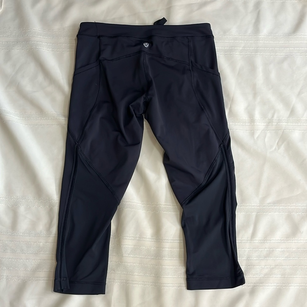 Lululemon black capri leggings  Sz 6 euc has phone pockets and drawstring waist